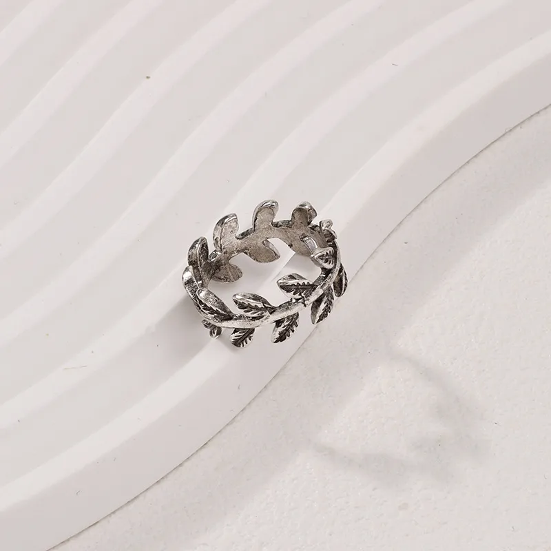 Vintage-Inspired Leaf Design Alloy Ring
